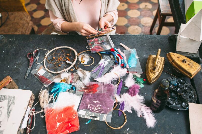How to make a dream catcher in 4 easy steps.