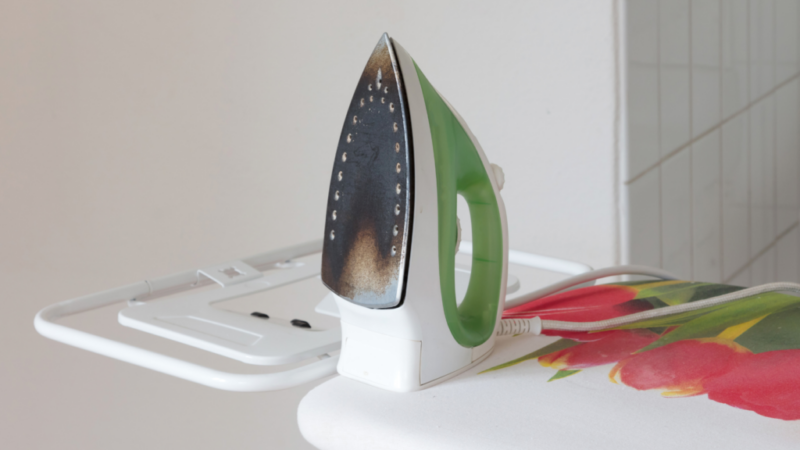 5 Homemade Tricks to clean your Iron