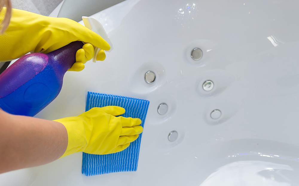 Homemade Trick to clean your Bathtub with Vinegar