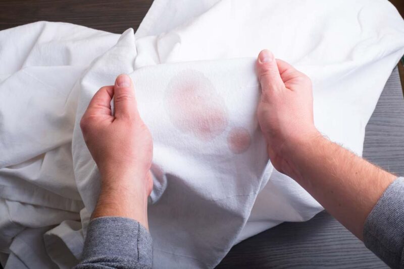 How to remove wine stains from white clothes