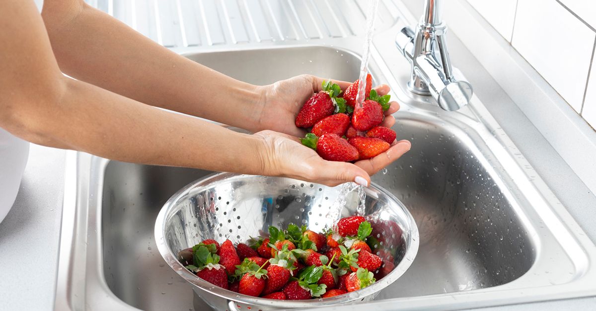 How to wash strawberries correctly