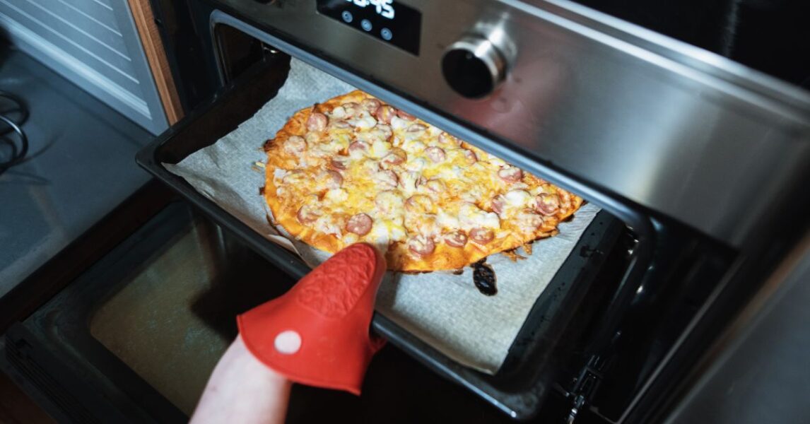 What temperature is the pizza oven set at?