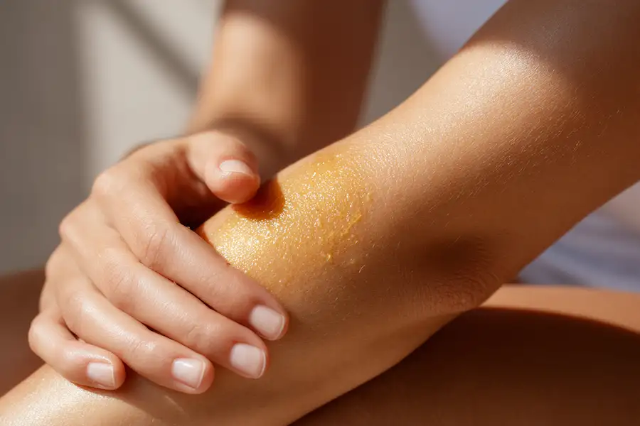 nakładanie mieszanki cytrynowej na skórę łokci