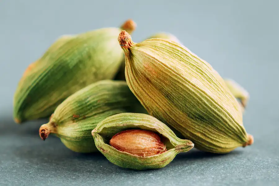 żucie strąków kardamonu dla zdrowia jamy ustnej