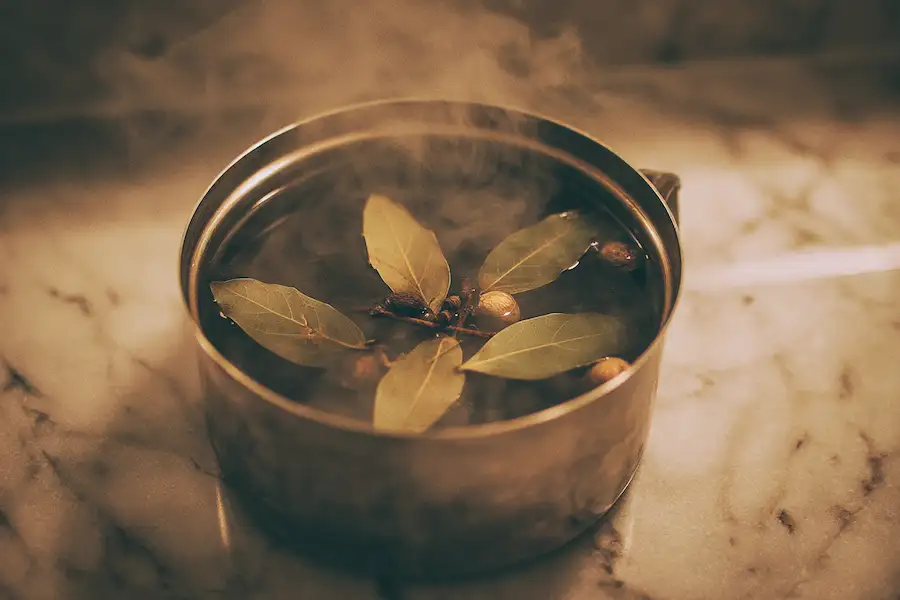 goździki liście laurowe wrząca herbata