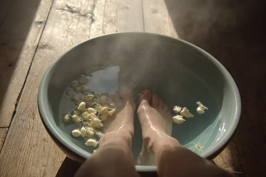 Moczenie stóp w ciepłej wodzie z czosnkiem, naturalny środek